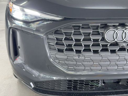 Used 2025 Audi Q5 Premium w/ Convenience Package image 11