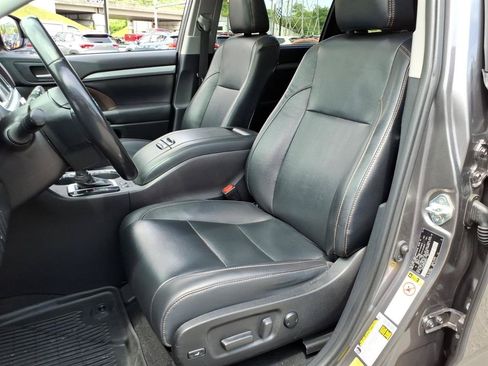 Used 2019 Toyota Highlander XLE AWD/4WD image 6