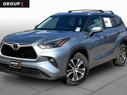 Used 2023 Toyota Highlander XLE AWD/4WD image 1