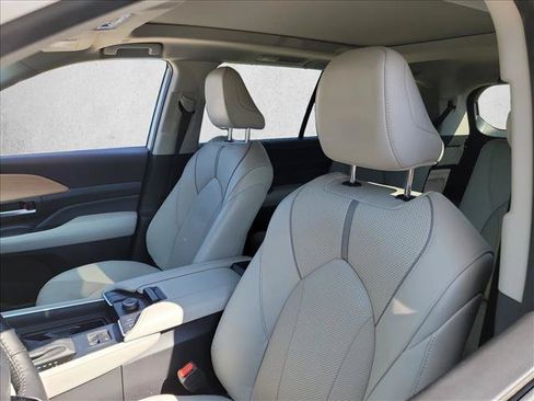 Used 2025 Toyota Grand Highlander AWD image 10