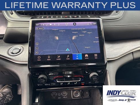 Used 2023 Jeep Grand Cherokee L Limited w/ Black Appearance Package AWD/4WD image 17