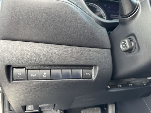 Used 2021 Toyota Venza XLE image 30