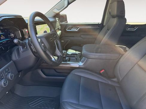 Used 2025 Chevrolet Silverado 1500 LT Trail Boss w/ Convenience Package II AWD/4WD image 9