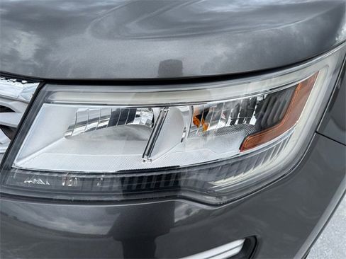 Used 2019 Ford Explorer XLT image 29