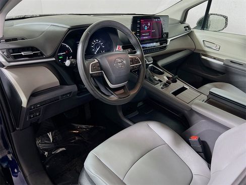 Certified 2024 Toyota Sienna XLE image 10