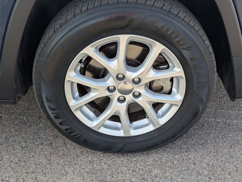 Used 2018 Jeep Cherokee Latitude Plus w/ Comfort/Convenience Group image 9