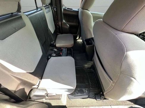 Used 2018 Toyota Tacoma SR5 AWD/4WD image 39
