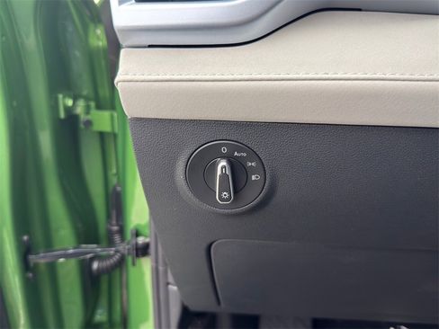 New 2026 Volkswagen Taos SE image 14