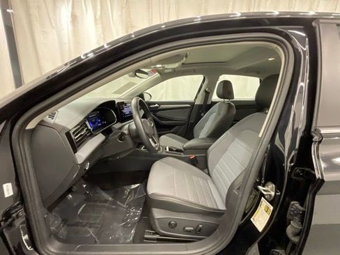 Used 2025 Volkswagen Jetta SE FWD image 10