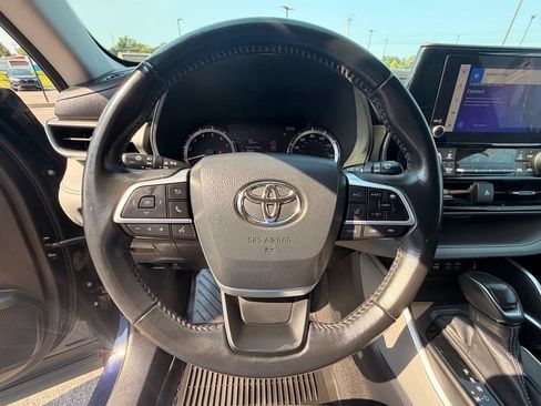 Used 2023 Toyota Highlander LE FWD image 23