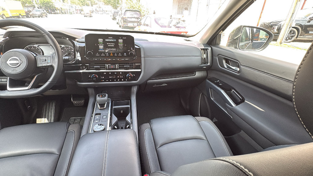 Used 2025 Nissan Pathfinder SL AWD/4WD image 29