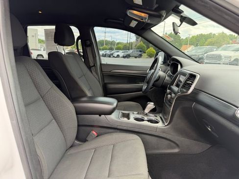 Used 2020 Jeep Grand Cherokee Laredo RWD image 29