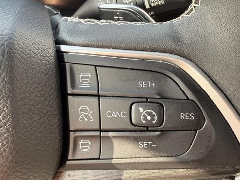 Used 2024 Jeep Grand Cherokee Altitude AWD/4WD image 18
