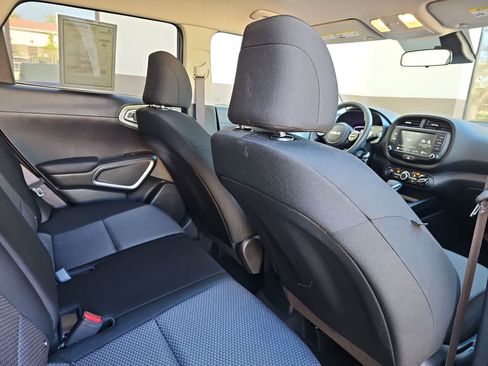 Used 2025 Kia Soul LX w/ LX Technology Package FWD image 16
