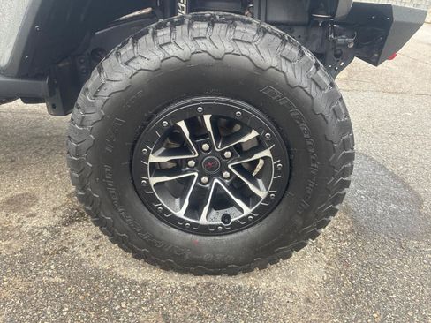 Used 2023 Jeep Gladiator Rubicon w/ LED Lighting Group AWD/4WD image 13