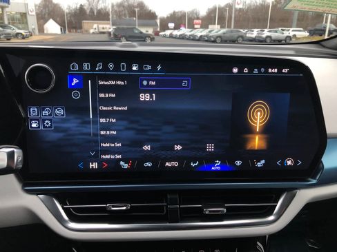 Used 2025 Chevrolet Equinox EV LT w/ Convenience Package image 11