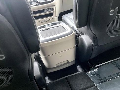 Used 2024 Chrysler Pacifica Touring-L image 36