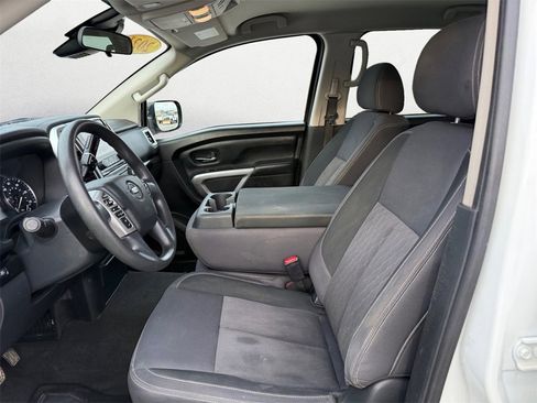 Used 2021 Nissan Titan SV image 9