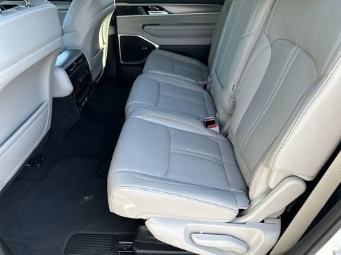 Certified 2025 Jeep Wagoneer 4WD image 15