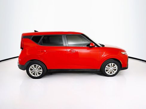 Used 2022 Kia Soul LX image 2