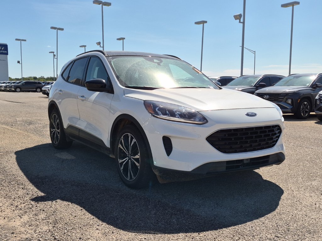 Used 2021 Ford Escape SE w/ SE Sport Appearance Package FWD image 1