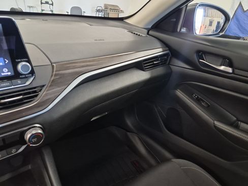 Used 2025 Nissan Altima 2.5 SV FWD image 19