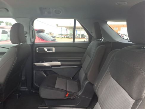 Used 2024 Ford Explorer XLT RWD image 9