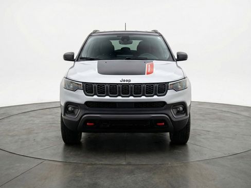 Used 2025 Jeep Compass Trailhawk AWD/4WD image 2