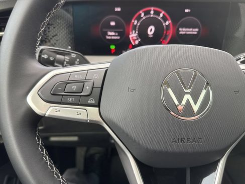 Used 2025 Volkswagen Tiguan SE w/ Panoramic Sunroof Package AWD/4WD image 14