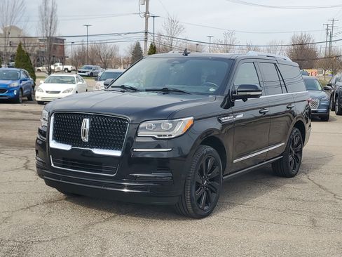 Used 2022 Lincoln Navigator Reserve image 3