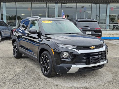 Used 2023 Chevrolet TrailBlazer LT w/ Convenience Package FWD image 2