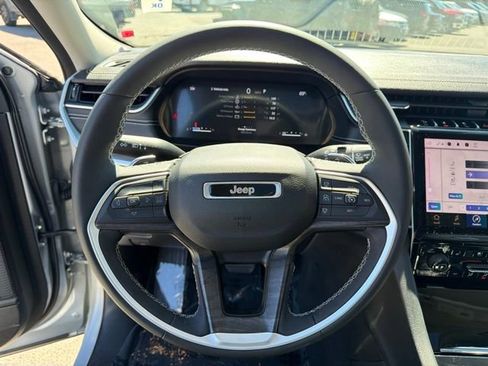 Used 2023 Jeep Grand Cherokee Limited w/ Luxury Tech Group II AWD/4WD image 21