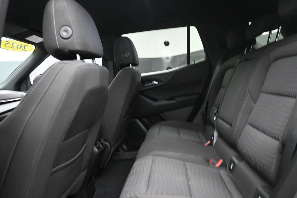 Used 2025 Chevrolet Equinox LT AWD/4WD image 12