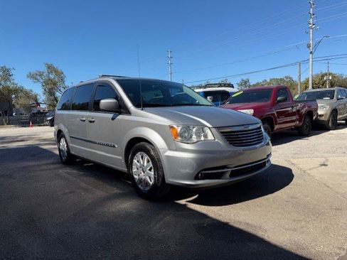Used 2014 Chrysler Town & Country Touring image 4