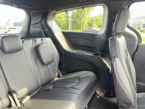 Used 2022 Chrysler Pacifica Touring-L w/ S Appearance Package AWD/4WD image 14