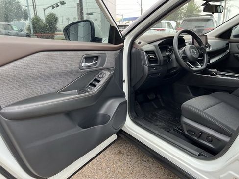 Certified 2021 Nissan Rogue SV image 21