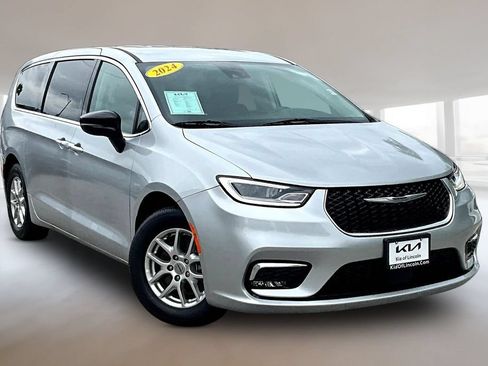 Used 2024 Chrysler Pacifica Touring-L FWD image 3