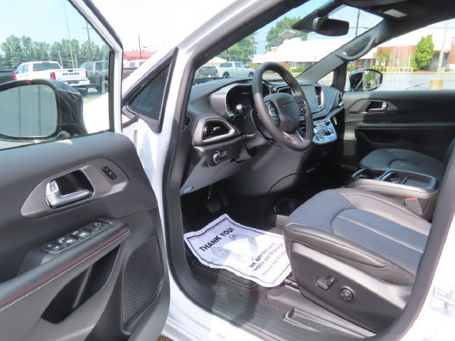 New 2027 Chrysler Pacifica Select AWD/4WD image 16