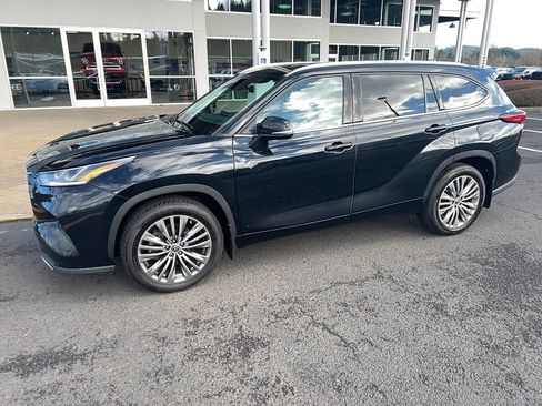 Used 2022 Toyota Highlander Limited image 1