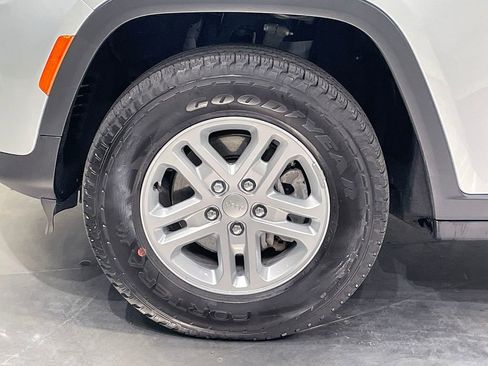 Used 2023 Jeep Grand Cherokee Laredo AWD/4WD image 16