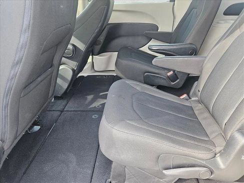 Used 2022 Chrysler Voyager LX image 17