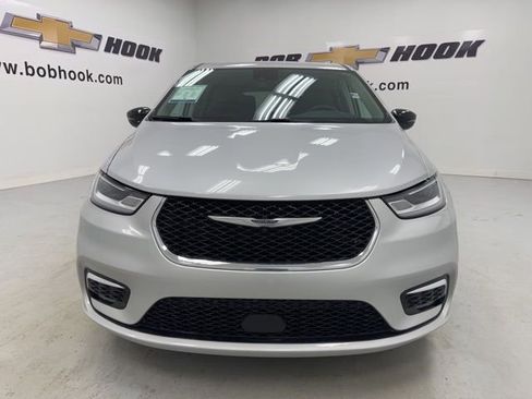 Used 2024 Chrysler Pacifica Touring-L FWD image 2