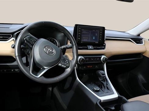 Used 2021 Toyota RAV4 XLE w/ Convenience Package image 15