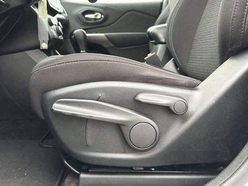 Used 2019 Jeep Cherokee Latitude w/ Popular Appearance Group image 27