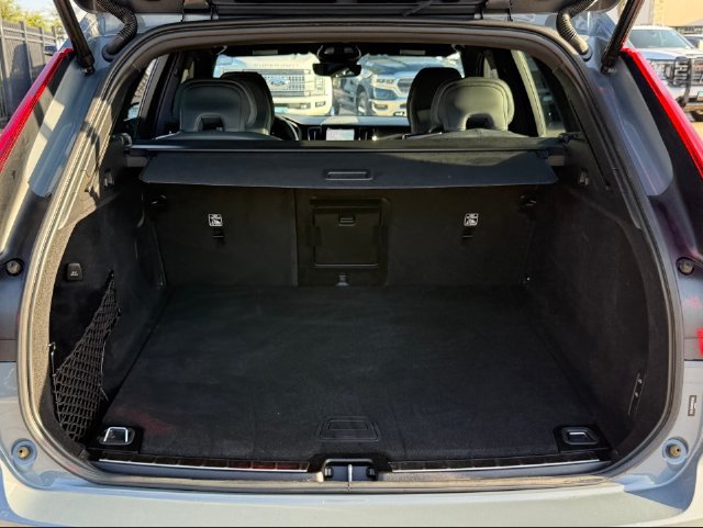 Used 2022 Volvo XC60 B5 R-Design FWD image 33