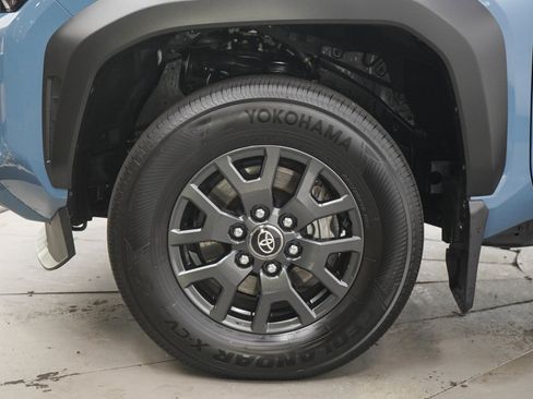 Used 2025 Toyota 4Runner SR5 AWD/4WD image 28