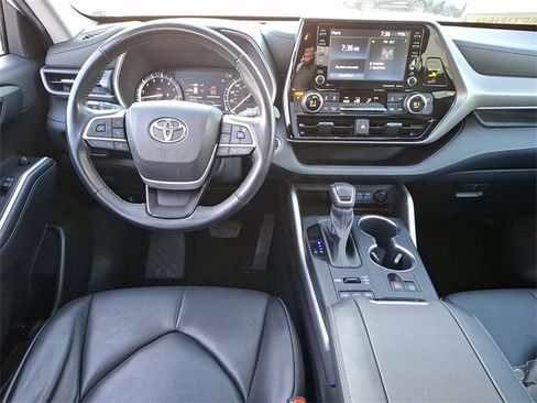 Certified 2022 Toyota Highlander XLE image 12