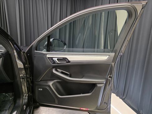 Used 2021 Porsche Macan Turbo AWD/4WD image 34