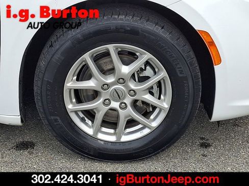 Certified 2024 Chrysler Pacifica Touring-L FWD image 8