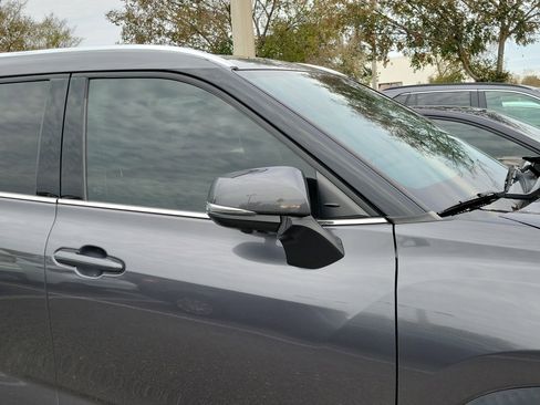 Used 2023 Toyota Highlander Platinum image 13